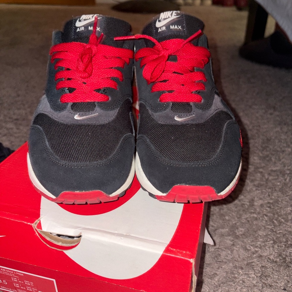 Nike Air Max Black with Red Highlights - Picture 5 of 7